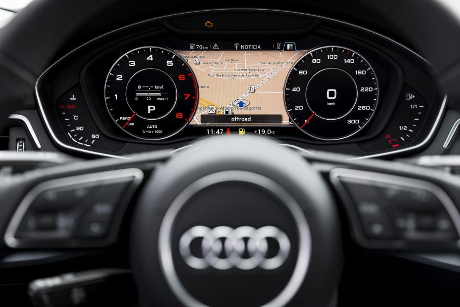 Панель приборов Audi A4 Avant 2.0 TFSI S-Line (B9) 2016 года  (LA) (фото 5 из 17)